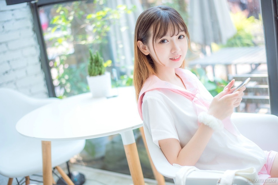 毕竟相比起来，虽然打下中原，会同时跟江东、荆州接壤，两面乃至三面受敌，但如果吕布先取荆州的话，便要随时面临被曹操切断后路的危险，至于蜀中，虽然对于刘璋曹操不怎么看得上眼，不过蜀中的地势太好了，粮道艰难，注定吕布无法投入大兵力去征讨，而且沿途上还有重重关隘。